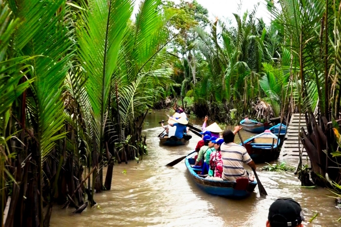 Discover Ben Tre in Mekong Delta by sampan 